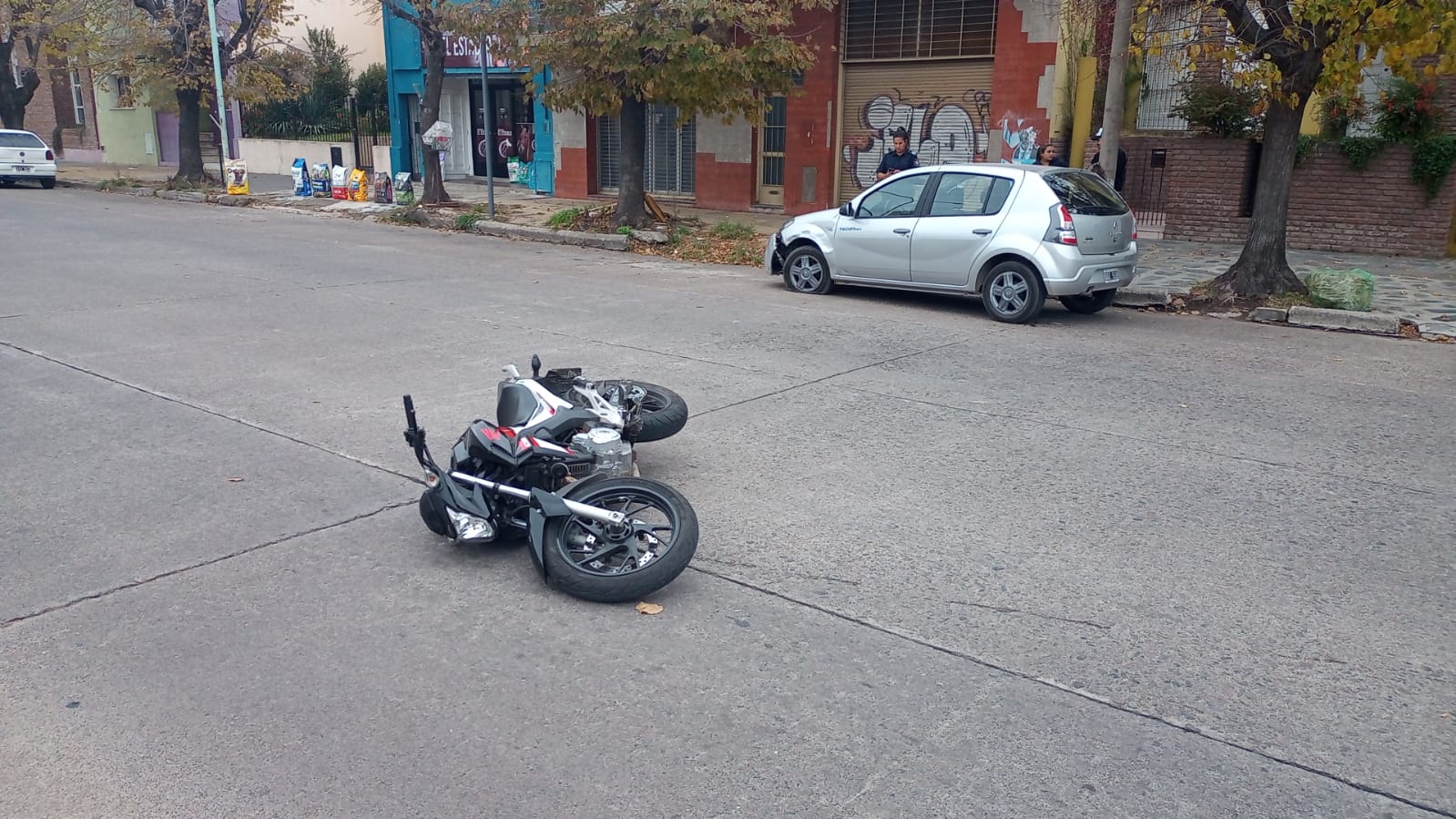 Fuerte choque entre un automóvil y una moto un herido Canal Verte